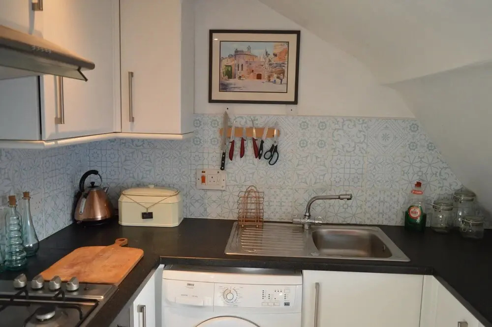 Top Floor Central 2 Bedroom Apartment