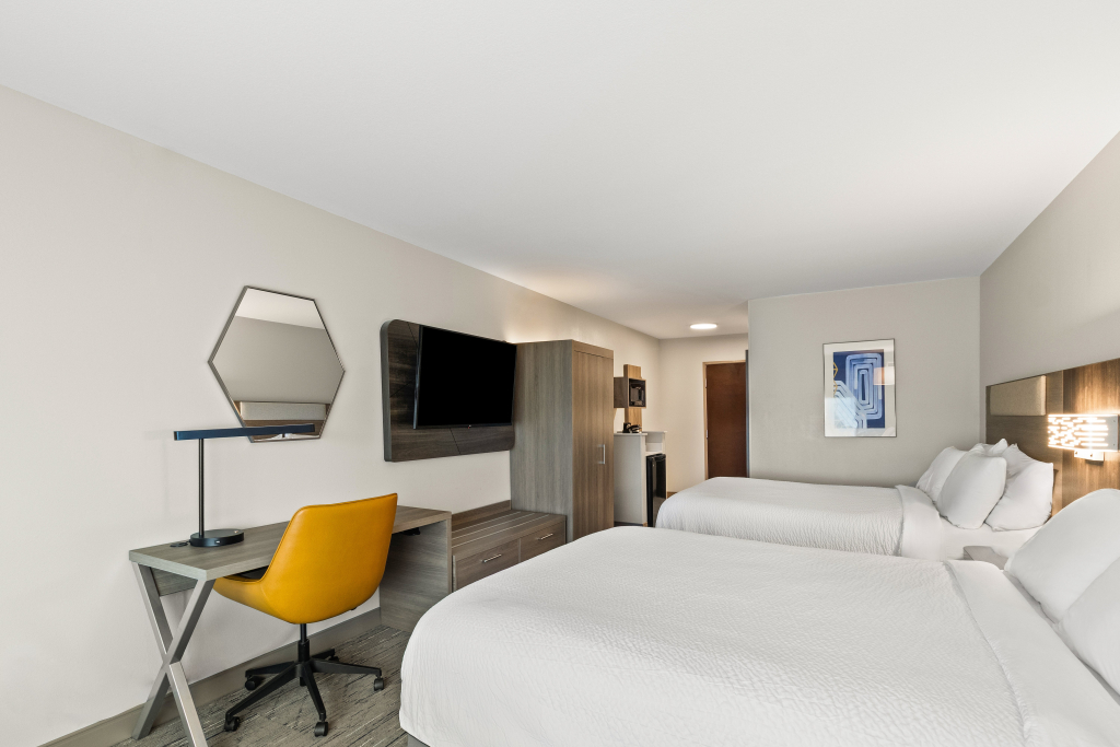 Holiday Inn Express & Suites Fairmont by IHG