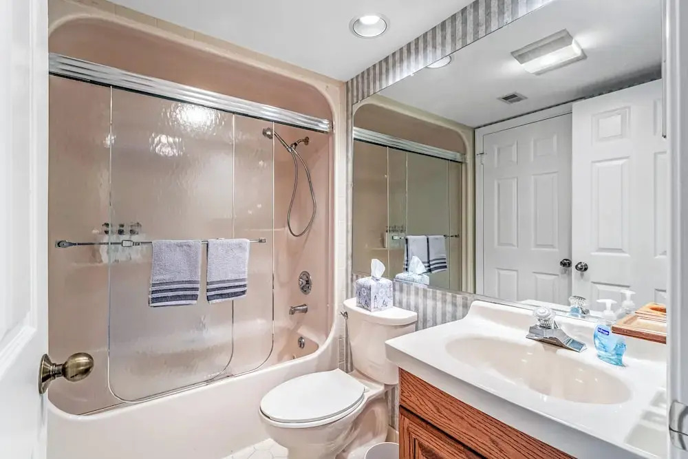 'cobbies Cove' Lakefront Gem: Epic Views & Pool!