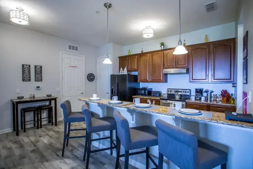 Altavista Lakeview 3 Bedroom Condo by RedAwning