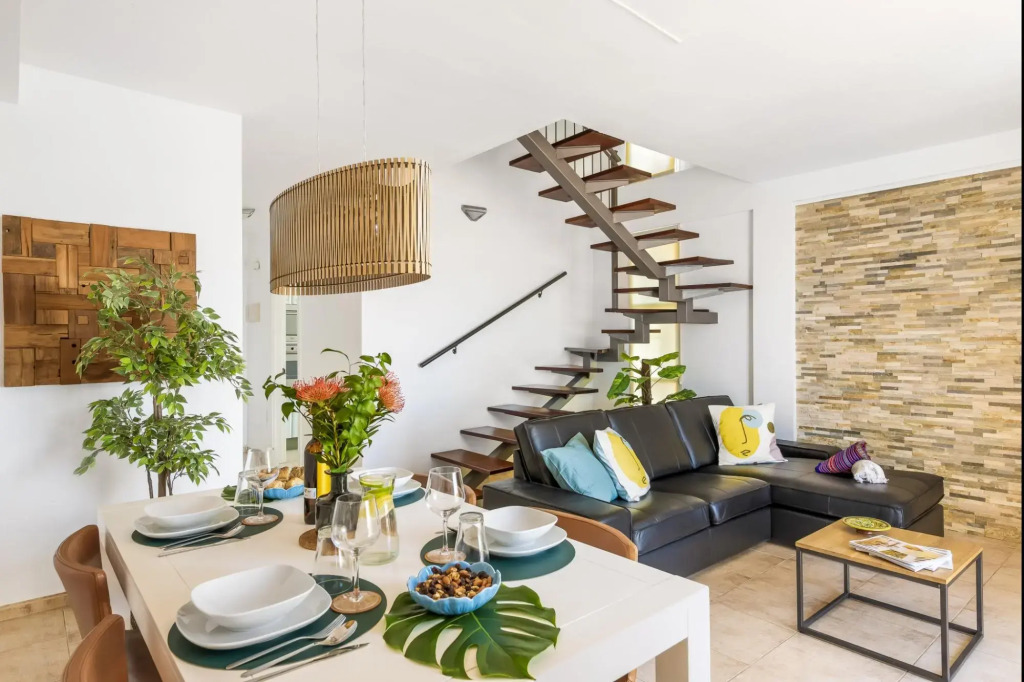 Beachfront triplex with swimming pool parking