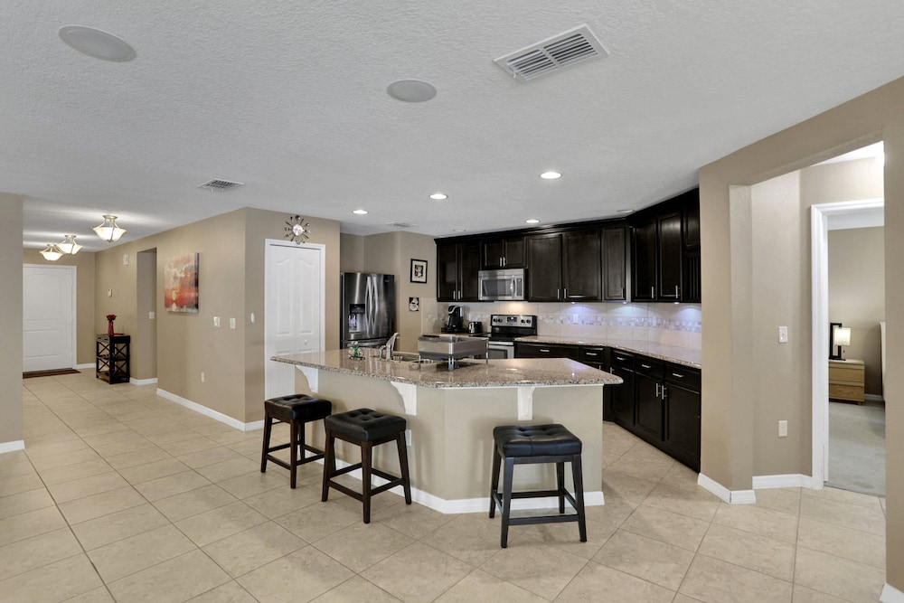 Grand Home With Private Screened Pool, Grill, Streaming, W/d, & AC