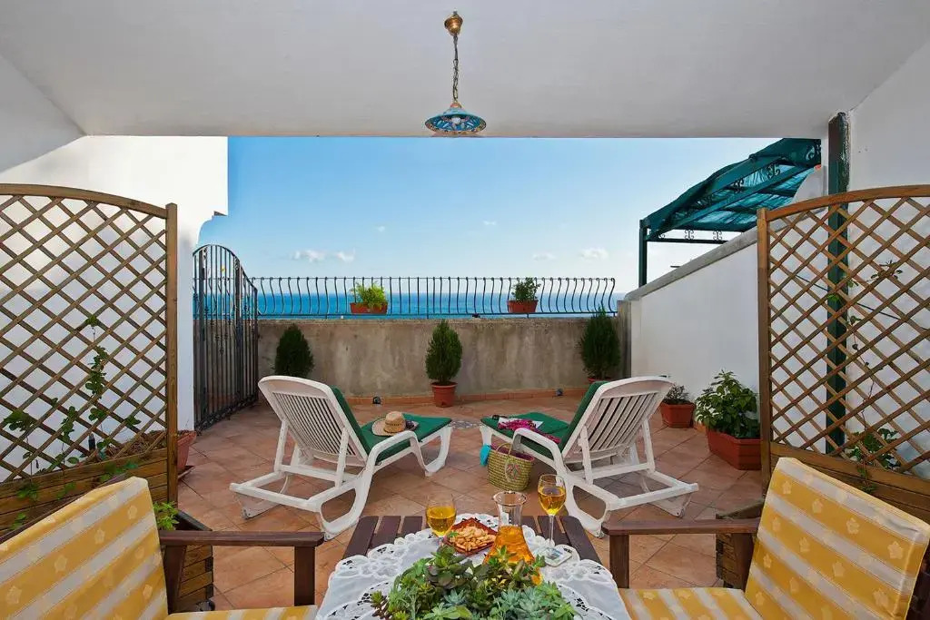 Loft at 200mt from the beach-park inside-sea view