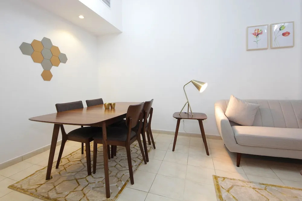 Signature Holiday Homes - Al Fahad Dubai