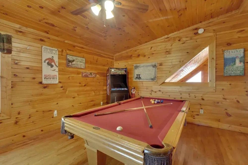 Gatlinburg Scenic Cabin w/ Hot Tub 2 Mi to Dtwn