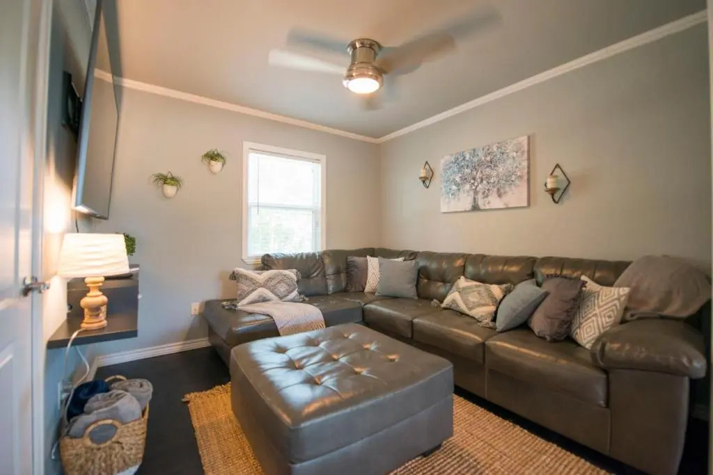 Walk to the Silos! 3 Bed 1960's Bungalow near Baylor
