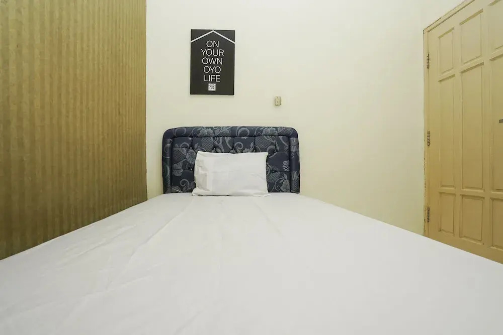Oyo Life 2573 Griyo Kost Putra 205