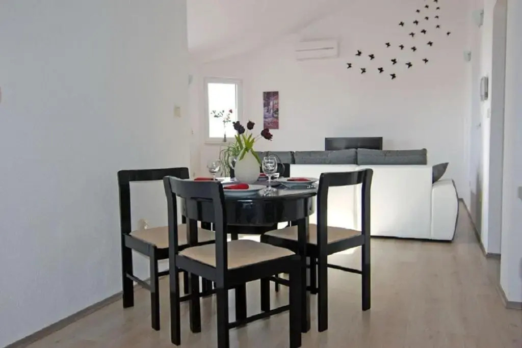 Apt Central - 40m from the beach