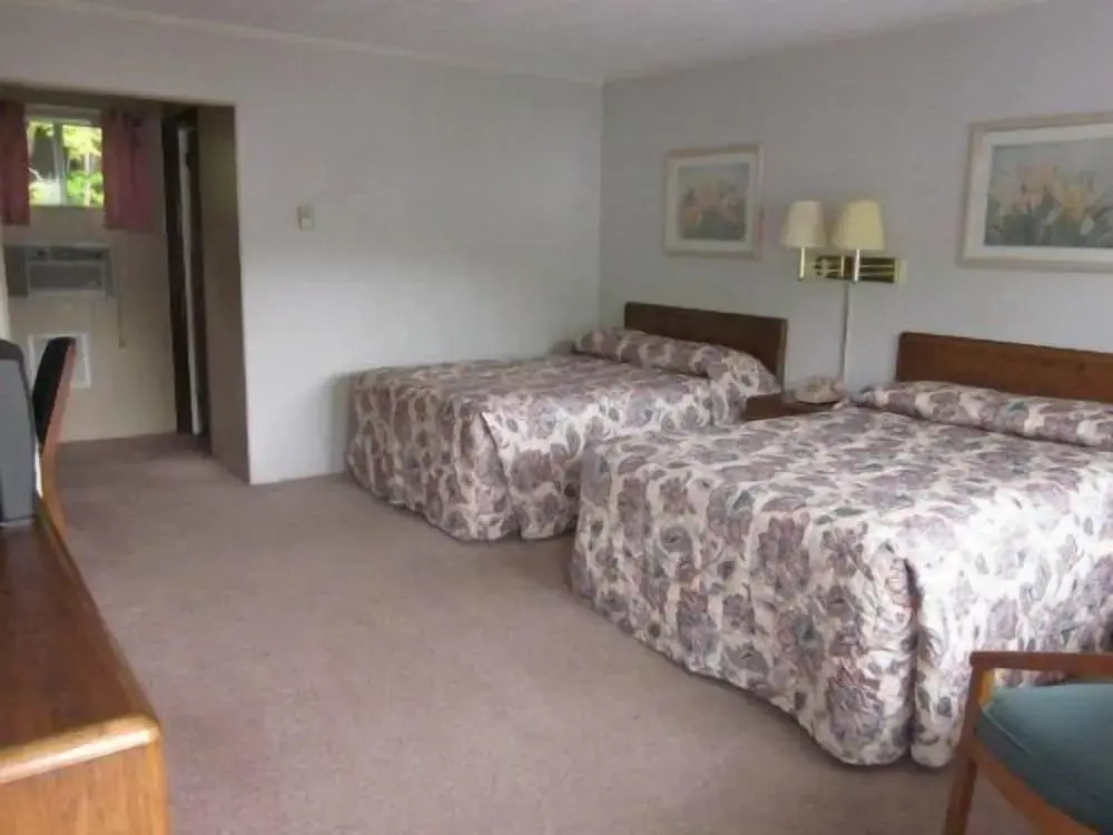 Brookside Motel & Cabins