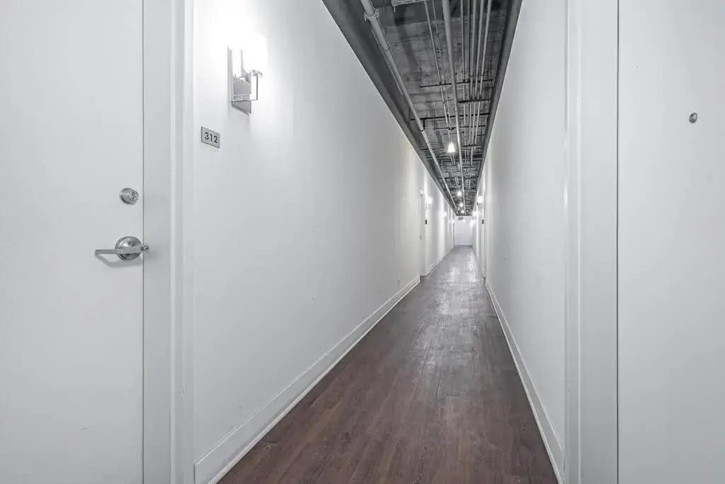 McCormick Place luxury corner apartment with optional parking for 6 guests