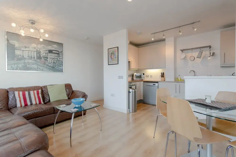 2 Bedroom Apartment in With Views in Shadwells