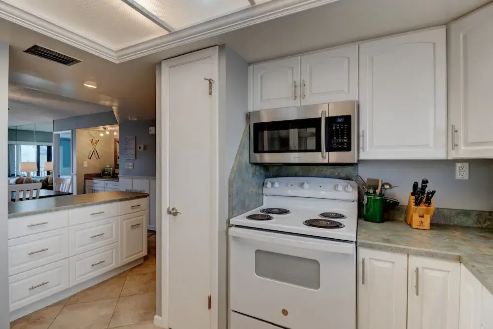 Sunny Ormond Beach SOB Condo, Pool, No Drive Beach