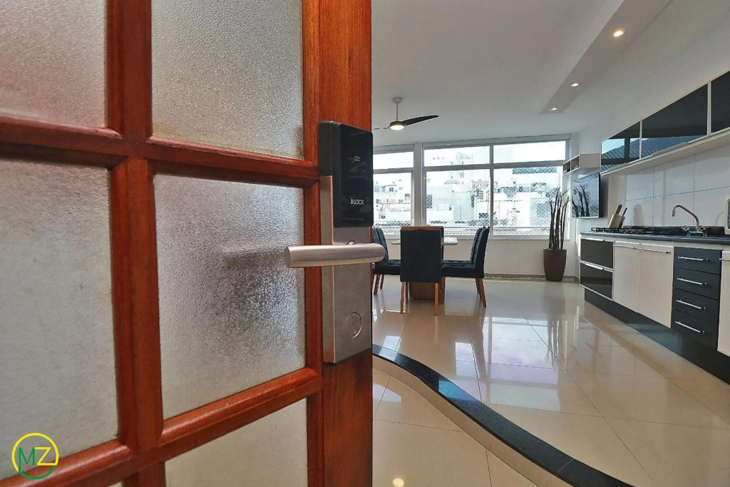 Magnifica e enorme cobertura duplex com 4 quartos, terraço, piscina e vista pro mar em Copacabana!