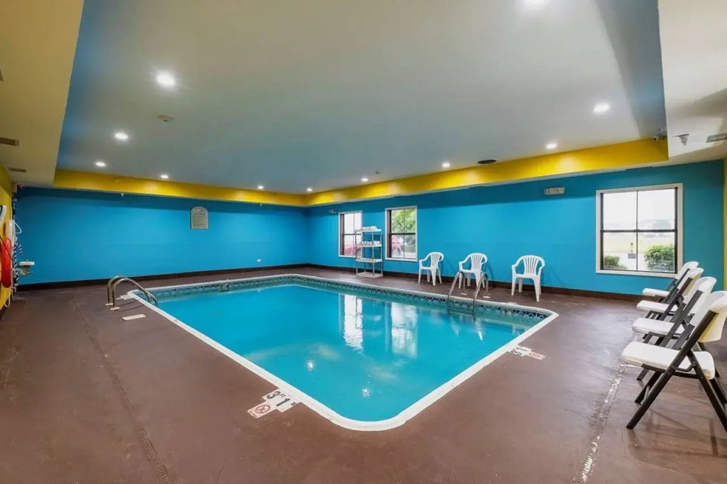 Econo Lodge Inn & Suites