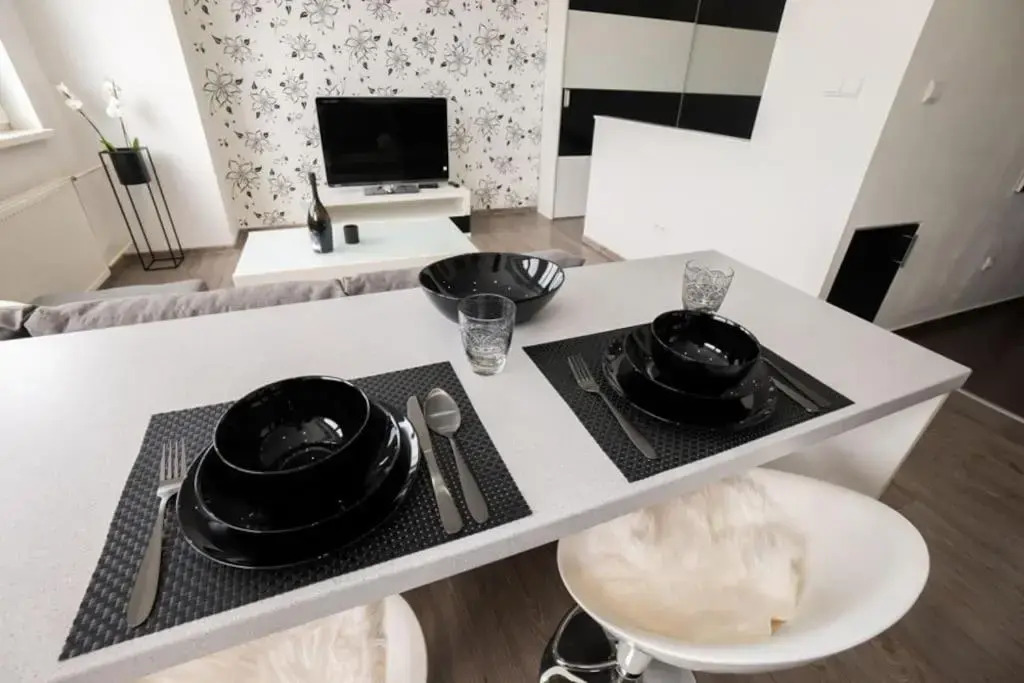 Great Apartment Blck&Wht near center & own parking