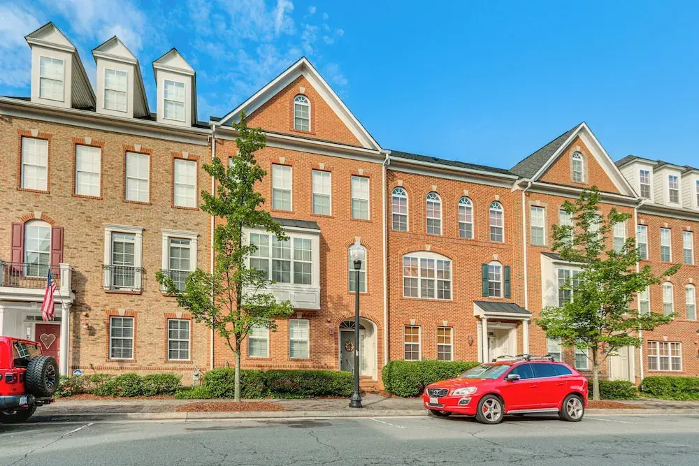 Modern 3BR Townhome 3 Mi to Dulles & Reston TC