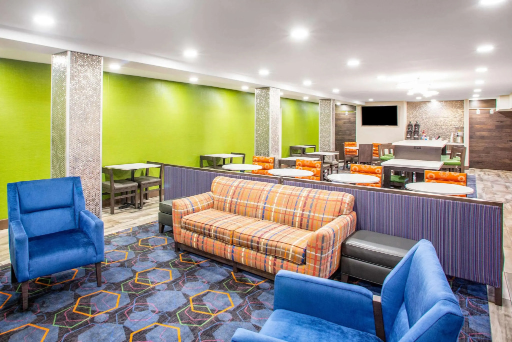 La Quinta Inn & Suites by Wyndham St Louis Hazelwood North