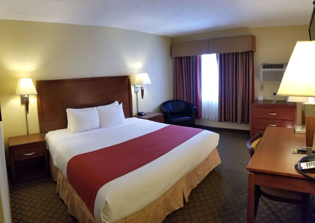 Red River Lodge & Suites