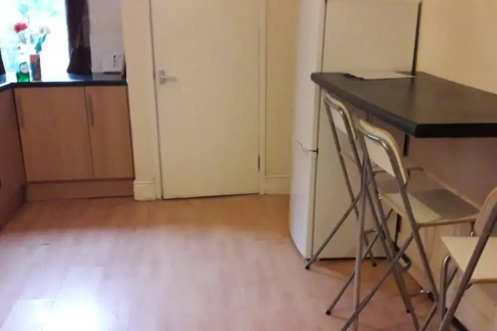 Grand 4-bed Quasi Semi House in Manchester