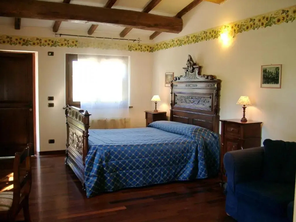 7 bedrooms villa with private pool enclosed garden and wifi at Loc Ramazzano Perugia