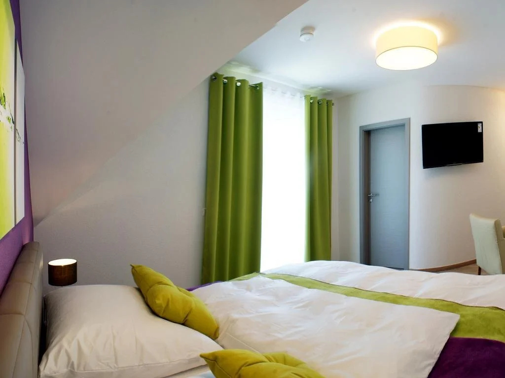 R & J Hotel