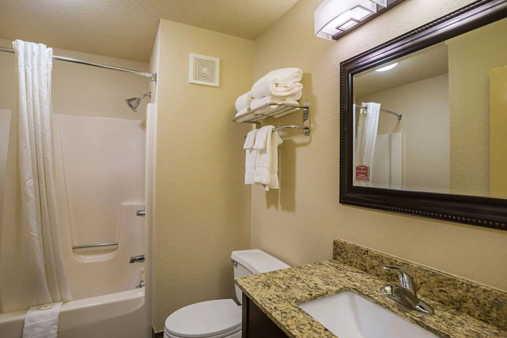 Clarion Inn & Suites Evansville Eastland Area