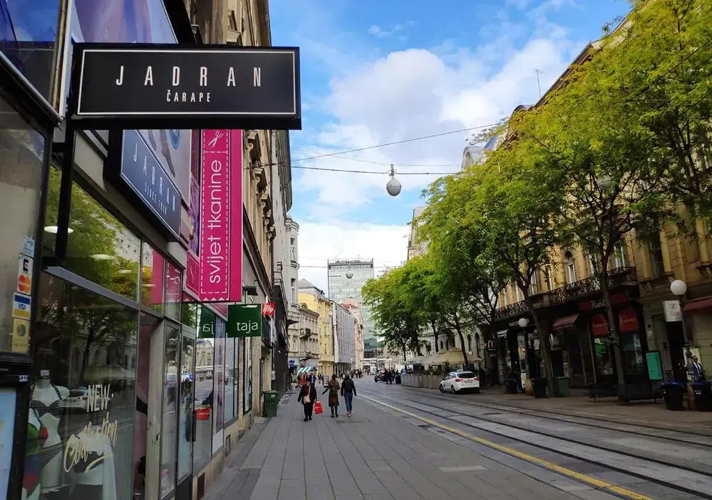 "Shine"Apartment-right on the Main Square 2BDR New Historic Property