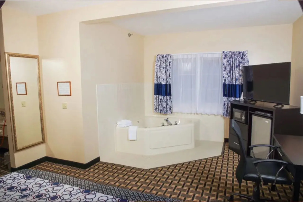 DUTCH INN AND SUITES