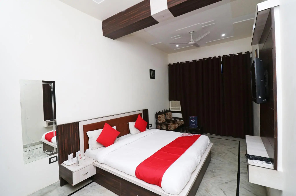OYO 24879 Royal Taj Home Stay