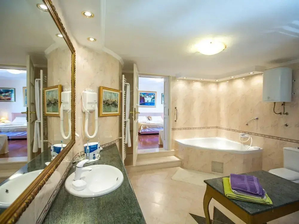 5 Bedroom Holiday Home With Balcony