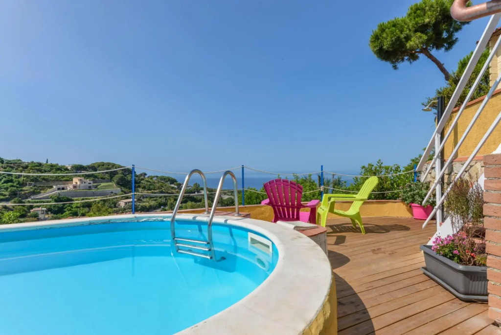 Enjoy a fantastic view from your private pool in the centre of Capoliveri-Tramonto Stella