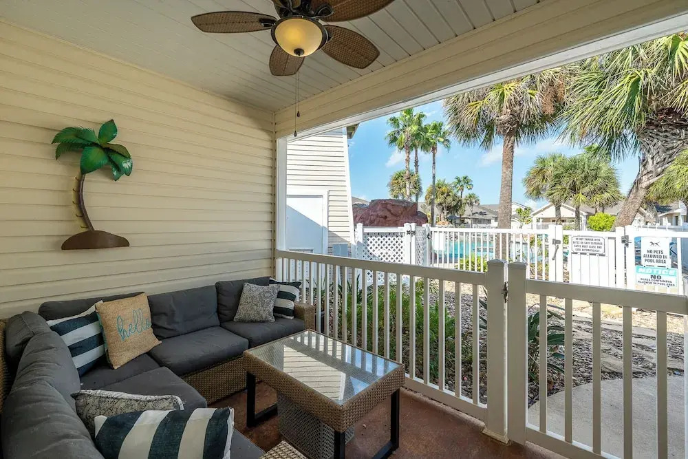 Sunny Townhome w/ Pool Access ~ 1 Mi to Beach