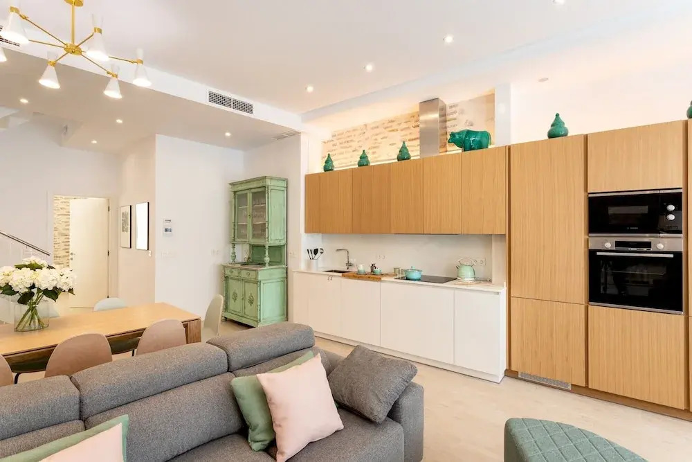 Bright House With 6 Bedrooms & 7 Bathrooms & 2 Terraces. General Castaños