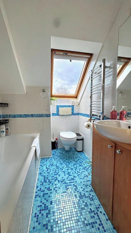 Quiet Top-floor Retreat