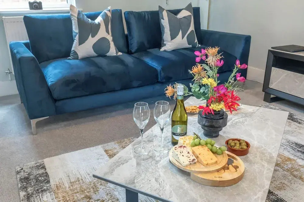 Elliot Oliver - Comfortable Five Bedroom Town Centre House With Garden & Garage