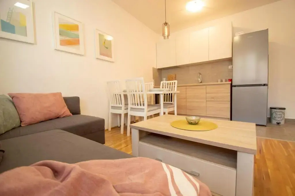 White Fields-Central 2-bdrm apartment with parking