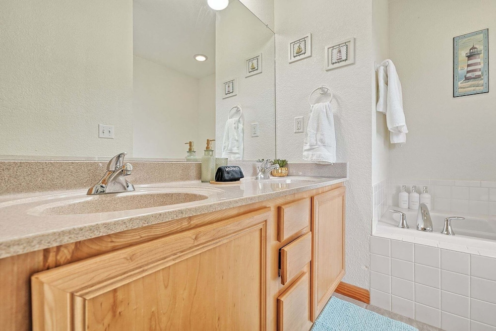 Golf & Surf 7BR: Private Pool, 5 Min to Beach
