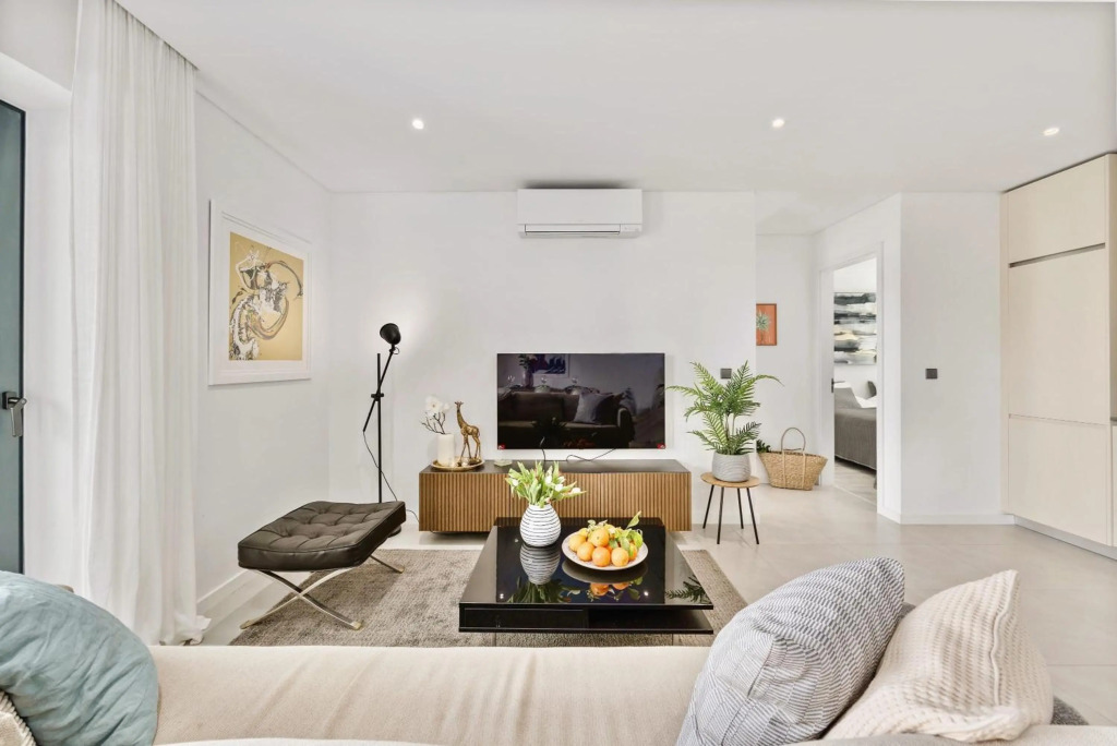 Luxorious Beachside Apartment with Pool