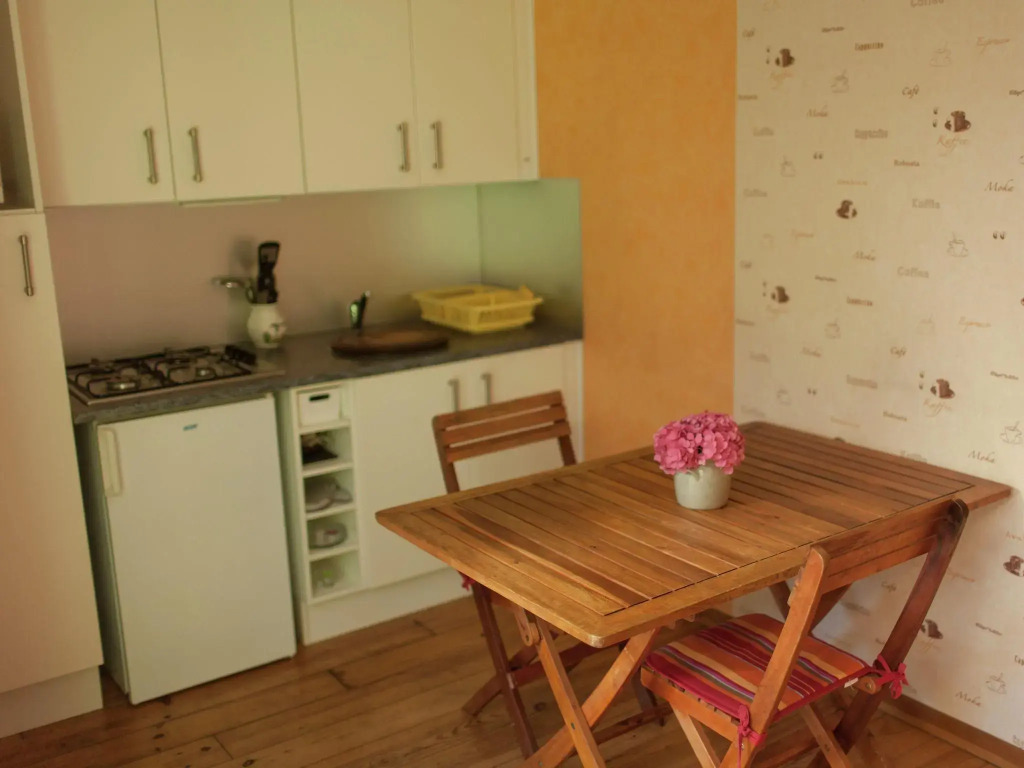 Cozy chalet in Ponchel with pond