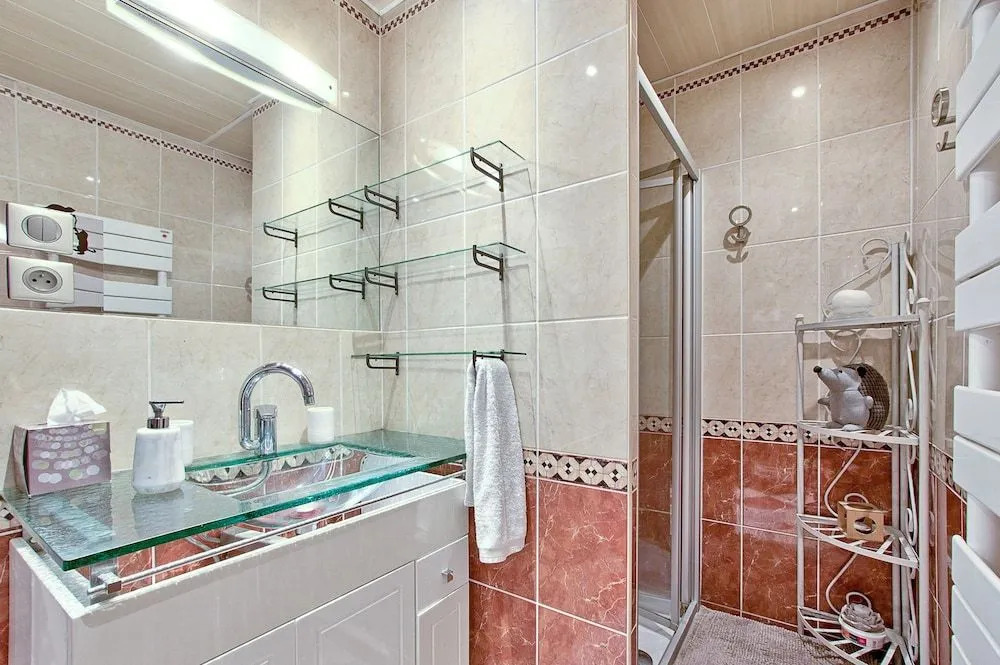 A découvrir ! NATURALBNB - Chambres dhôtes climatisées au calme - Top confort et reposant - PARKING GRATUIT SECURISE - Garage vélos et motos - OFFERT COPIEUX PETIT DEJEUNER fait maison sucré-salé, local et bio - Accueil et convivialité garantis