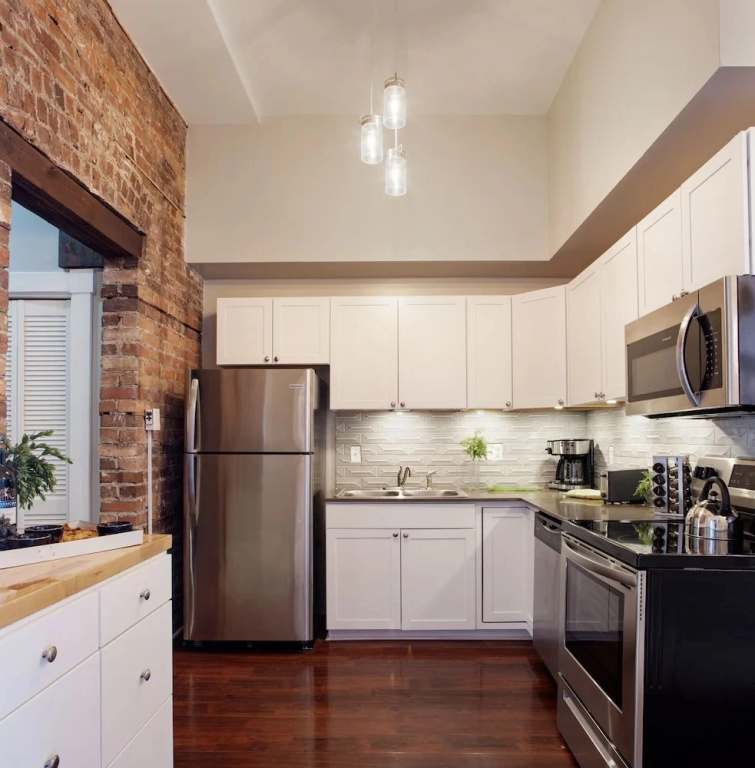 Modern 4 Bed Brownstone in Historic Downtown
