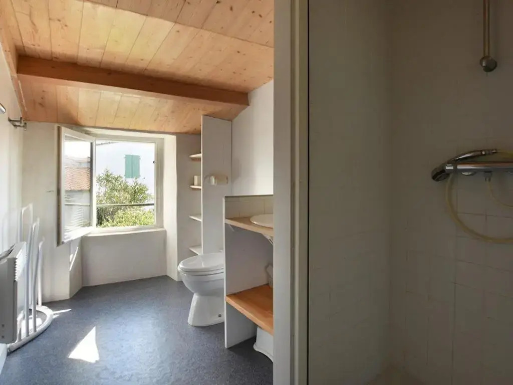 Maison de Charme avec Cour, 2 Chambres, Cuisine Équipée, Proche Village St Clément des Baleines - FR-1-434-74