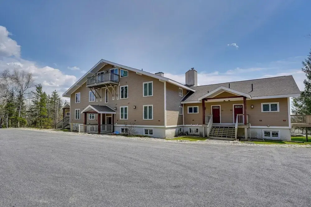 Ski-in/ski-out Bromley Mtn Condo: Wood Fireplace!