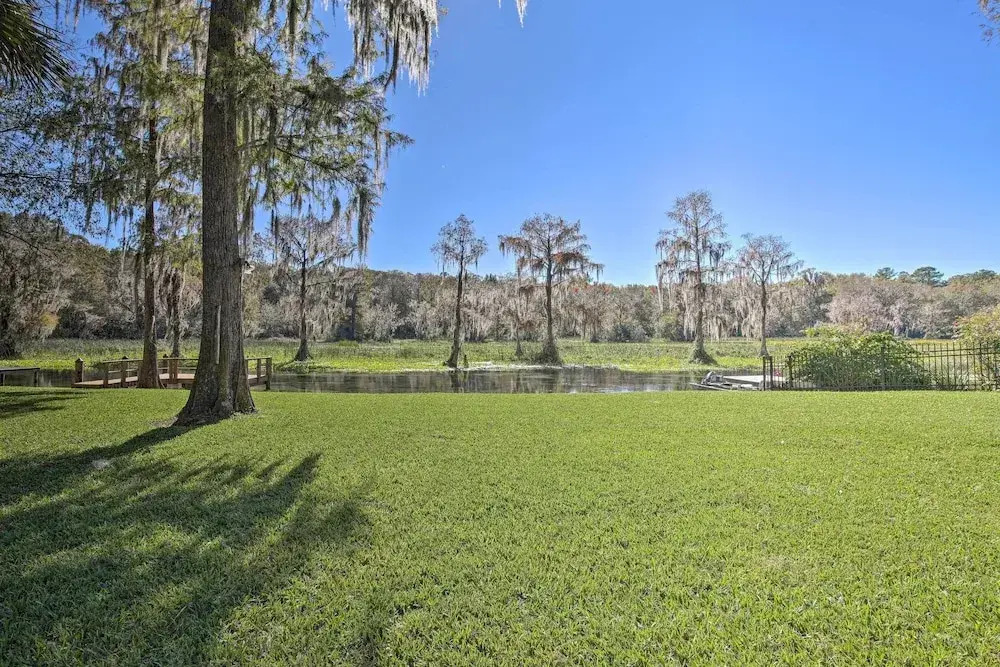 Rainbow River Oasis w/ Kayaks + Furnished Sunroom!