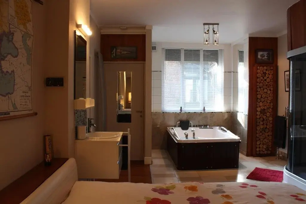 De Buitenmuur - Vintage Suite & Bohemian Loft, elk met Privé-ingang en Jacuzzi