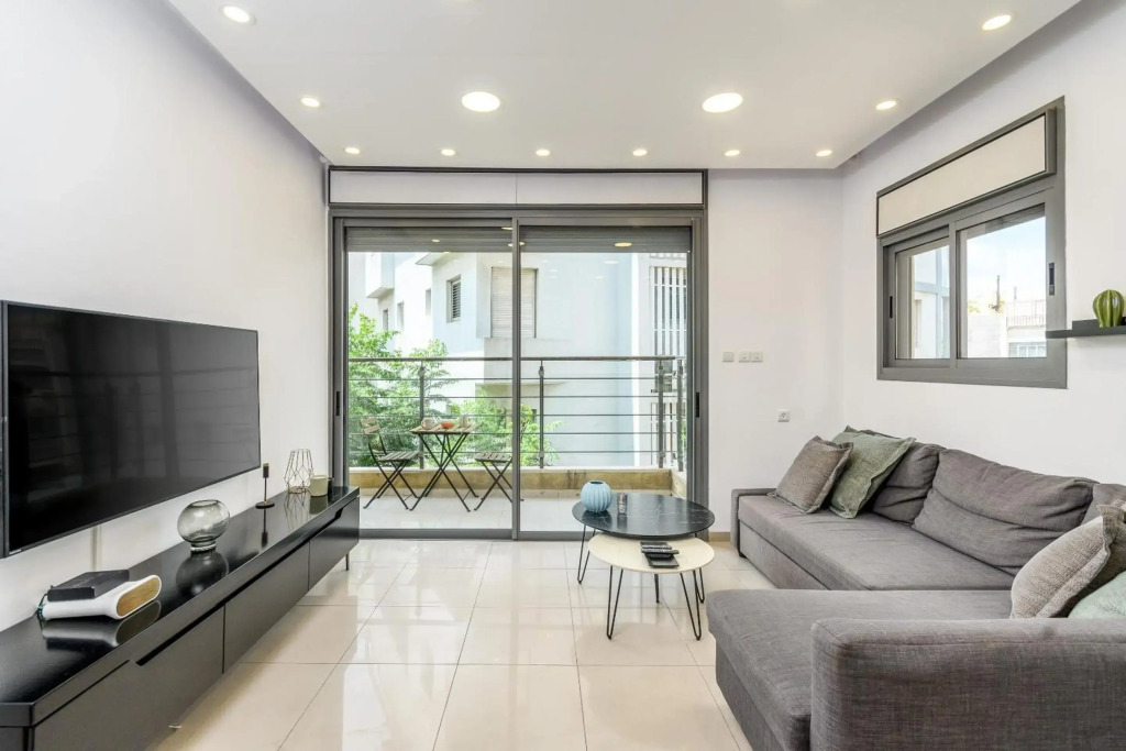 Very nice 1 BDR apartment 2 min from the beach !