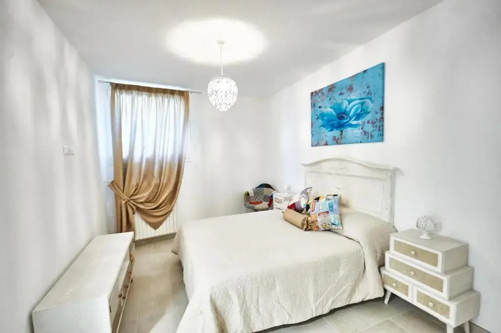Equorum Prospectus 1 - OSTUNI CENTRO - Guest House