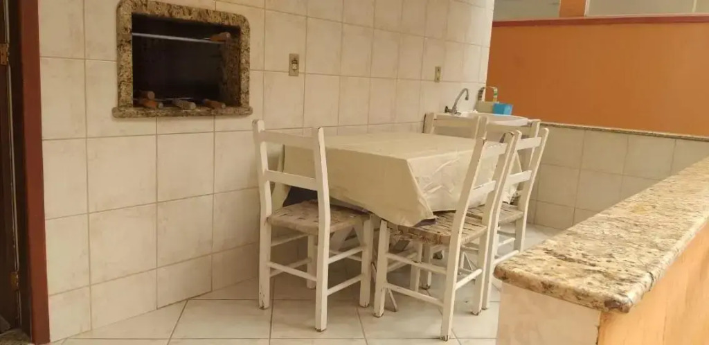 Casa 02 dorm na Rua Salmao