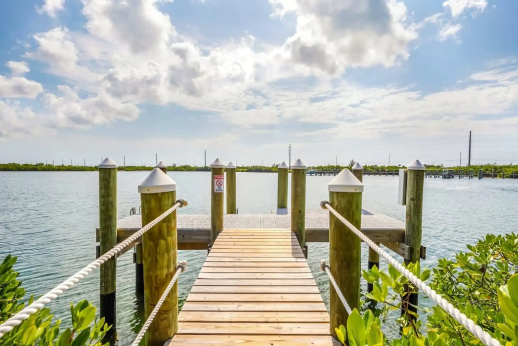Aquaria House by Brightwild Pool Boat Dock