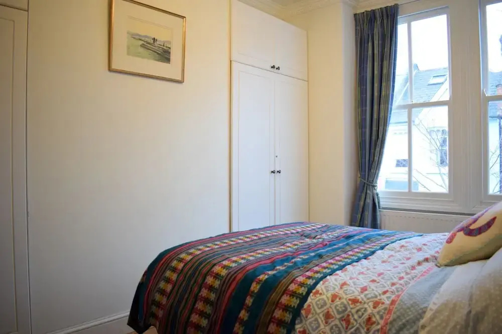 Calm 2 Bed Family Home in Shepherd's Bush